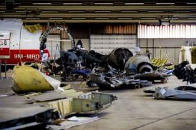 Reruntuhan pesawat MH17 milik Malaysia Airlines berada di Belanda untuk diteliti penyebab kejatuhannya. 