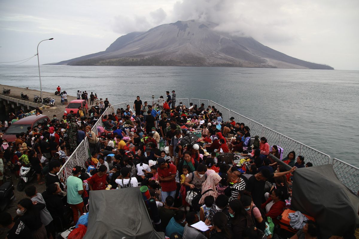 Ratusan warga berada di atas geladak  KRI Kakap-811 saat dievakuasi  di Pelabuhan Tagulandang, Kabupaten Kepulauan Sitaro, Sulawesi Utara, Rabu (1/5/2024).TNI Angkatan Laut  (lantamal) VIII mengevakuasi sekitar 330 orang yang terdampak erupsi Gunung Ruang dengan menggunakan KRI Kakap-811 menuju Pelabuhan Bitung menyusul meningkatnya aktivitas gunung yang berada pada status Level IV Awas. 