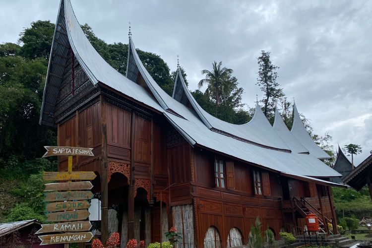 Homestay Rumah Gadang di Desa Wisata Kampuang Minang Nagari Sumpu di Tanah Datar, Sumatera Barat. 