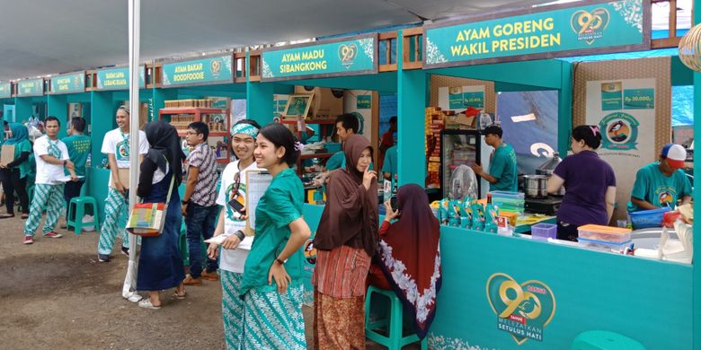 Suasana Festival Jajanan Bango 2018, di Park & Ride Thamrin 10, Jakarta, Sabtu (14/4/2018). Lebih dari 80 gerai kukiner otentik Nusantara dihadirkan dalam festival kuliner ini.