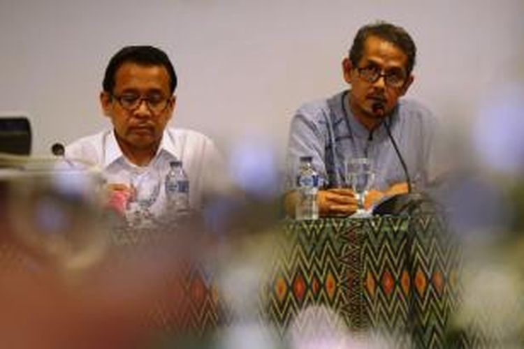 Ekonom dari Universitas Gadjah Mada (UGM) Anggito Abimanyu (kanan) memberi keterangan pers terkait pengunduran dirinya dari UGM, didampingi oleh Rektor UGM Pratikno di University Club UGM, Yogyakarta, Senin (17/2/2014).