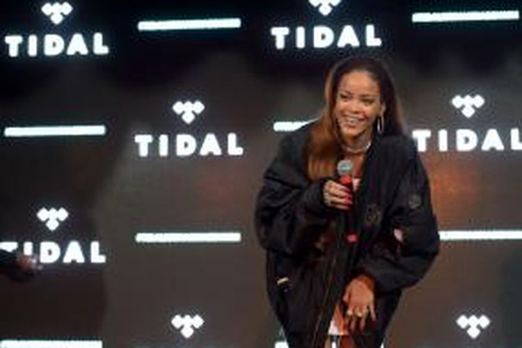 Rihanna memberi kejutan bagi para penggemarnya dalam acara TIDAL X: Rihanna BBHMM pada 1 Juli 2015 di Los Angeles, California, AS.