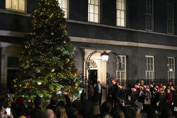 Perdana Menteri Inggris Boris Johnson menyalakan lampu pohon Natal Downing Street di London, Rabu, 1 Desember 2021. 