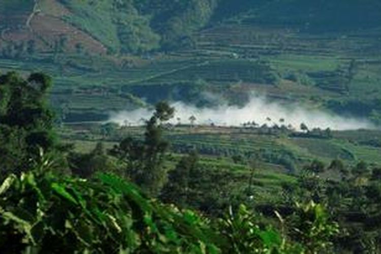 Aliran uap air yang terjebak di antara gas karbondioksida (CO2) mengalir dari Kawah Timbang di Dataran Tinggi Dieng, Kabupaten Banjarnegara, Jawa Tengah, Selasa (26/3/2013) menuju ke arah selatan menuju lembah Kali Sat. Aliran uap air mengandung gas beracun ini bisa mencapai 350 meter dari kawah. Status Kawah Timbang di Dusun Simbar, Desa Sumberejo, Kecamatan Batur, Banjarnegara tiga pekan terakhir masih ditetapkan Waspada. Hingga kini, konsentrasi gas CO2 dan hidrogen sulfida (H2S) masih di atas batas normal. Warga dilarang beraktivitas di dalam zona bahaya yang ditetapkan 500 meter dari kawah. 
