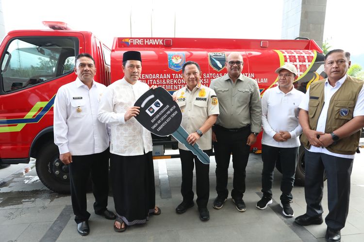 Dukung Pemulihan Pascabencana di Aceh Tengah, Kasatgas Tito Serahkan Kendaraan Tangki Air Multifungsi