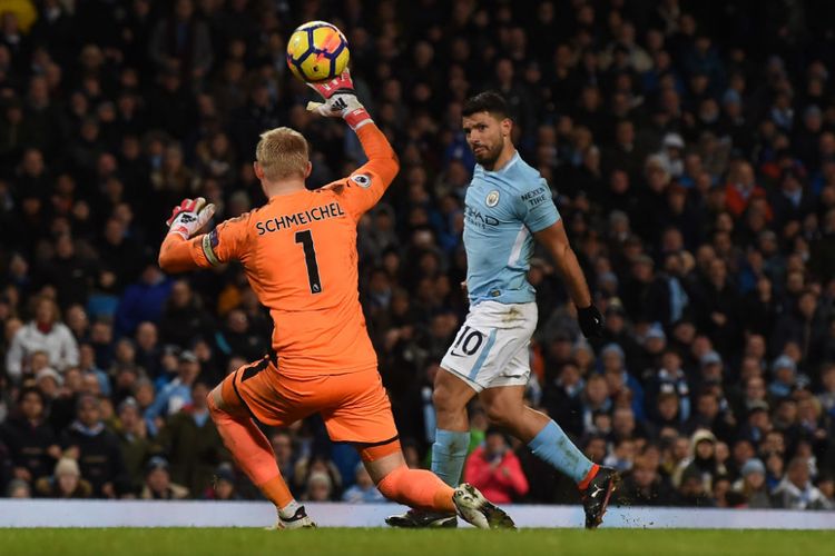 Sergio Aguero mencetak 4 gol ke gawang Kasper Schmeichel saat Manchester City menjamu Leicester City pada pertandingan pekan ke-27 Premier League di Stadion Etihad, Sabtu (10/2/2018).