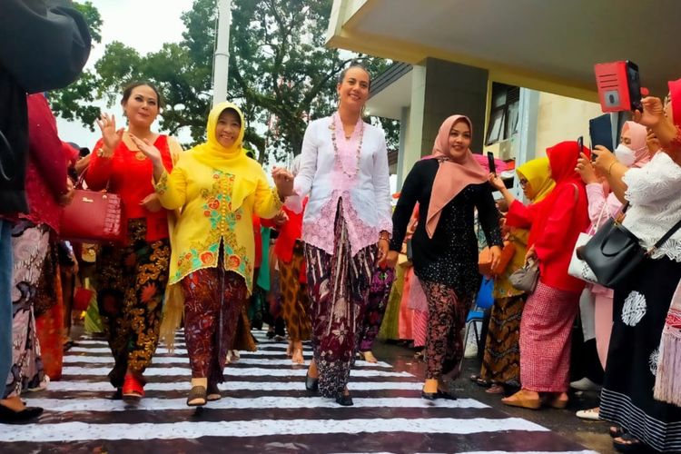 Istri Wali Kota Tasikmalaya Rukmini Yusuf, berlenggok diguyuran hujan didampingi para model perempuan cantik mengenakan kebaya di acara Kebaya Fashion Week Tasikmalaya, Jawa Barat, Minggu (21/8/2022).