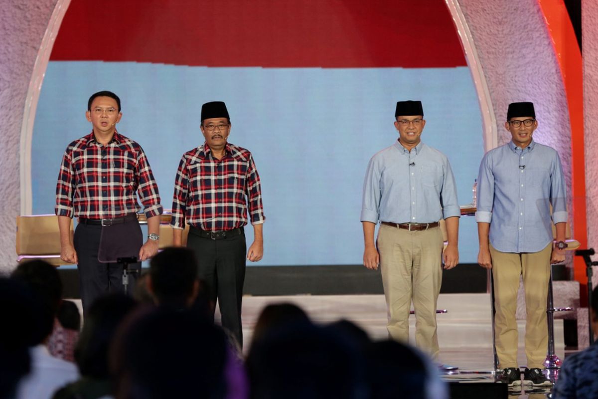 Kandidat calon gubernur dan wakil gubernur DKI Jakarta nomor urut 2, Basuki Tjahaja Purnama dan Djarot Saiful Hidayat serta pasangan kandidat nomor urut 3, Anies Baswedan dan Sandiaga Uno saat Debat Publik Pilkada DKI Jakarta Putaran Kedua yang diselenggarakan Komisi Pemilihan Umum Daerah DKI Jakarta di Hotel Bidakara, Jakarta, Rabu (12/4/2017). Pemungutan suara Pilkada DKI Jakarta putaran kedua akan dilaksanakan 19 April 2017 mendatang. KOMPAS IMAGES/KRISTIANTO PURNOMO