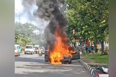 Pengendara Heboh, Mobil Sedan Terbakar di Depan Kantor Gubernur Sulsel