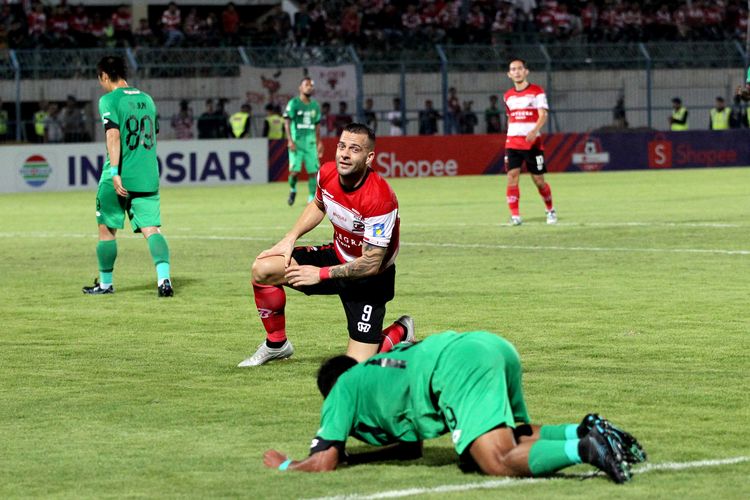 Pemain Madura United Aleksandar Rakic terjatuh setelah dihadang pemain Bhanyangkara FC pada Pekan 28 Liga 1 2019 yang berakhir dengan skor 1-2 di Stadion Gelora Bangkalan, Jawa Timur, Jumat (22/11/2019) malam.