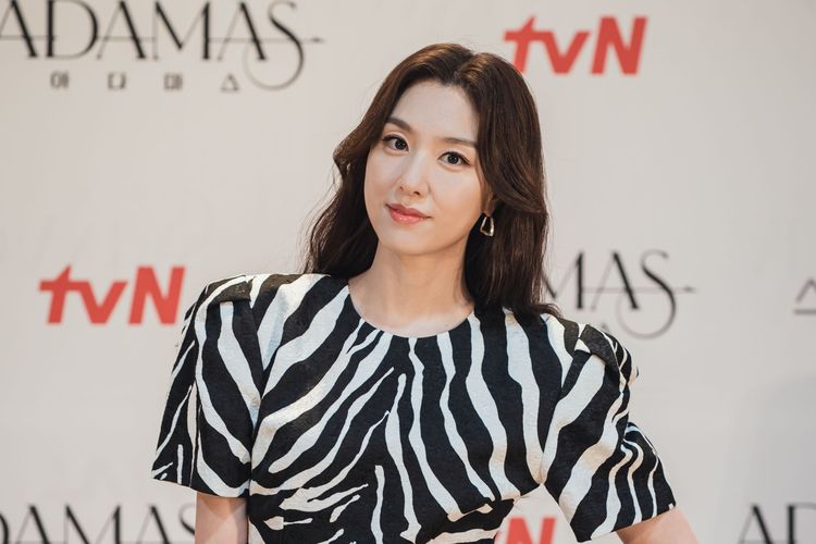 Aktris Seo Ji Hye usai konferensi pers virtual drama Korea Adamas, Selasa (26/7/2022).