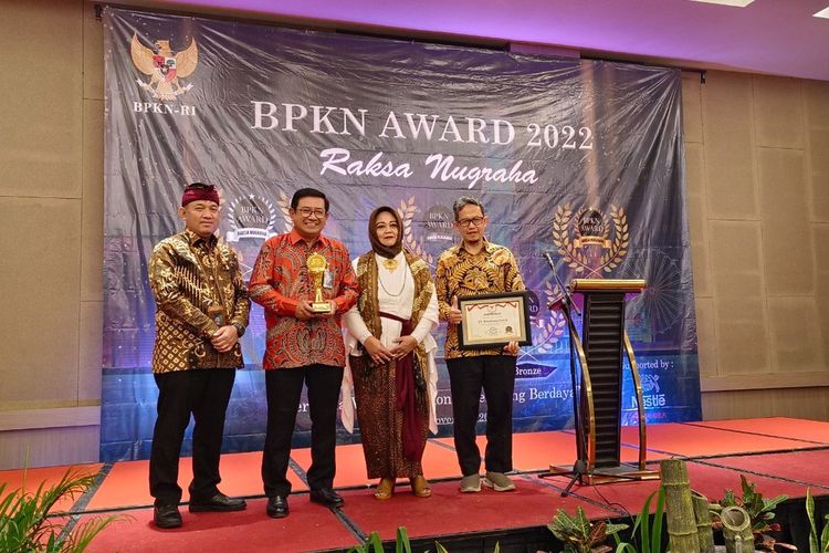 Direktur Utama Petrokimia Gresik Dwi Satriyo Annurogo (dua dari kiri), saat menerima penghargaan dalam ajang 'BPKN Award' yang digelar di Jakarta, awal pekan ini.