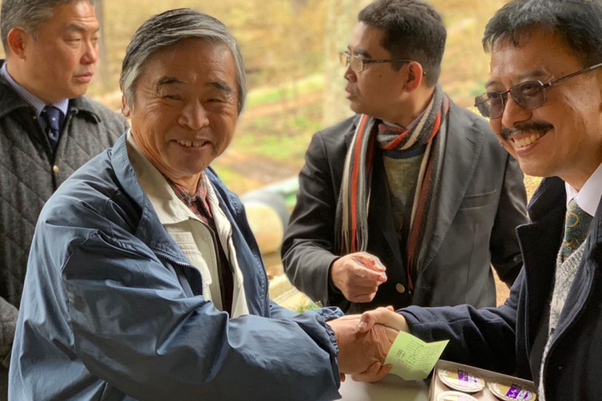 Sekretaris Jenderal Kementerian Pertanian, Syukur Iwantoro, dalam kunjungan kerjanya ke Jepang bertemu dengan Walikota Kisarazu, Prefecture Chiba, Yoshikuni Watanabe, di kebun blueberry milik Ezawa, Ketua Asosiasi Petani Blueberry Jepang, Rabu (6/3/2019).