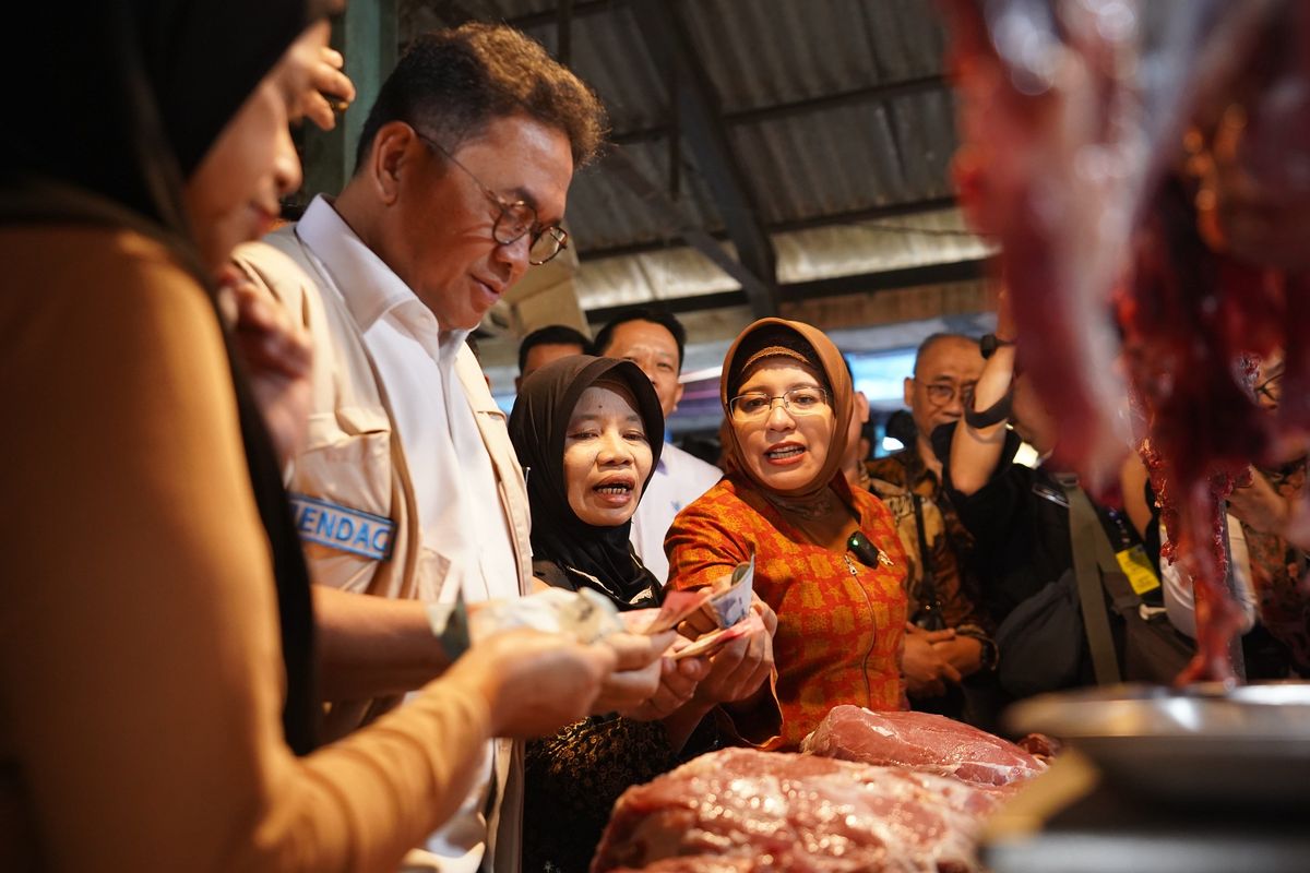 Kepala BPS RI Amalia Adininggar Widyasanti dan Mendag Budi Santoso bertemu langsung dengan para pedagang untuk mencermati harga pangan di Pasar Cihapit Bandung (20/11/2025). 