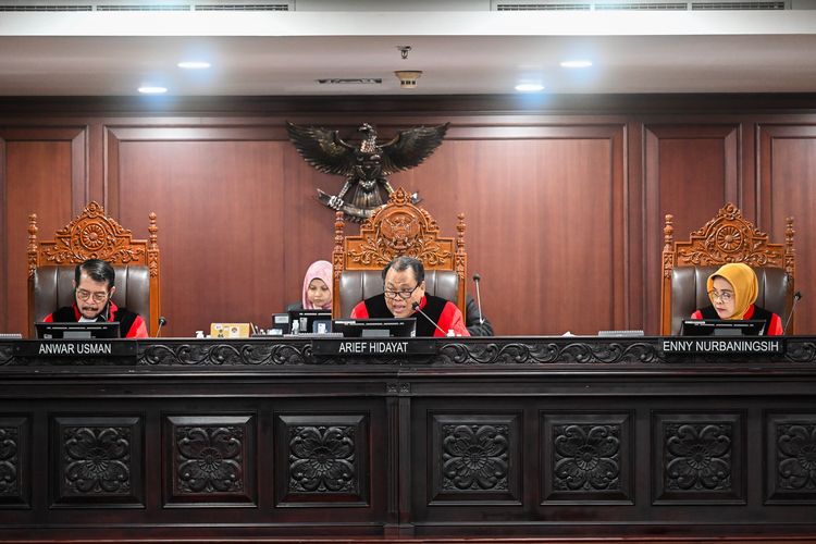 Ketua sidang panel tiga Hakim Konstitusi Arief Hidayat (tengah) bersama Hakim Konstitusi Anwar Usman (kiri) dan Enny Nurbaningsih (kanan) memimpin sidang perdana perkara Perselisihan Hasil Pemilihan Umum (PHPU) Pemilihan Legislatif (Pileg) 2024 di Gedung Mahkamah Konstitusi, Jakarta, Senin (29/4/2024). MK menggelar sidang perdana PHPU Pileg 2024 yang dibagi menjadi tiga panel Majelis Hakim yang terdiri atas tiga orang Hakim Konstitusi dengan agenda pemeriksaan pendahuluan. ANTARA FOTO/ Rivan Awal Lingga/aww. 