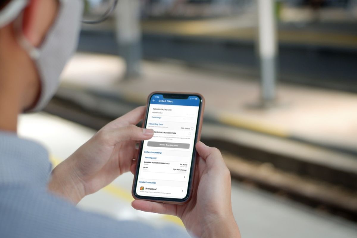 Ilustrasi menggunakan aplikasi KAI Access untuk memesan tiket kereta api.