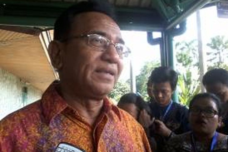 Anggota Komisi III DPR RI Martin Hutabarat usai berkunjung ke kompleks Jakarta International School (JIS), Selasa (1/6/2014).