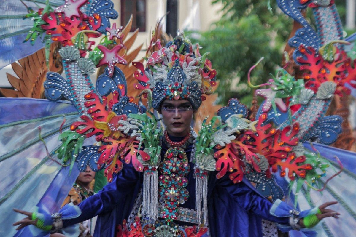 Salah satu peserta Solo Batik Carnival 2022 tengah memamerkan busana batiknya di Jalan Slamet Riyadi, Kamis (7/7/2022).