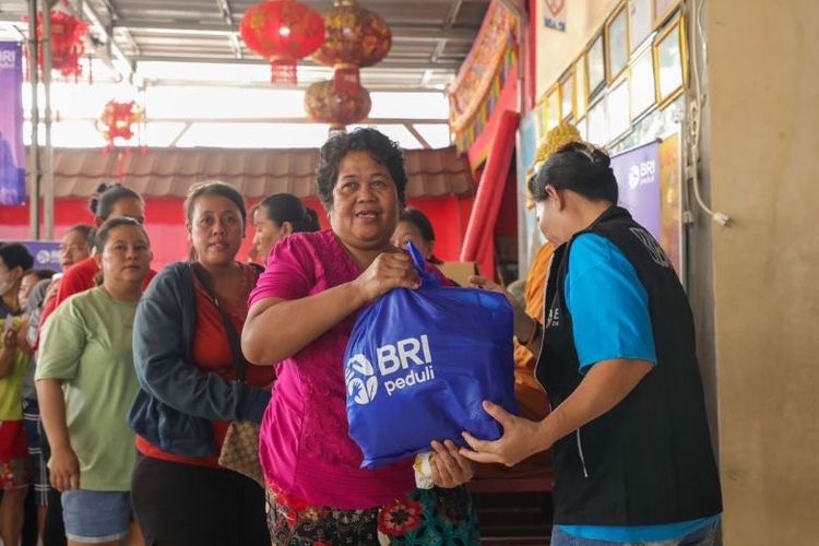 Peringati Hari Raya Waisak, BRI Peduli Salurkan Bantuan Sembako kepada Ribuan Umat Buddha
