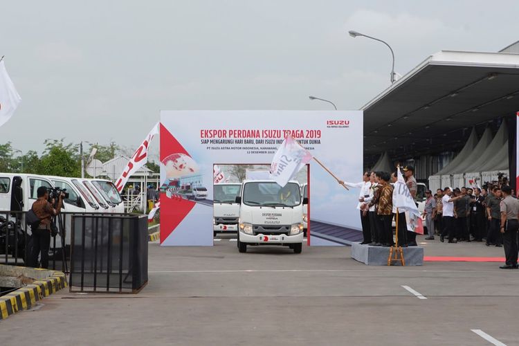 PT Isuzu Astra Motor Indonesia melakukan ekspor perdana dari model Traga, Karawang, Kamis (12/12/2019).