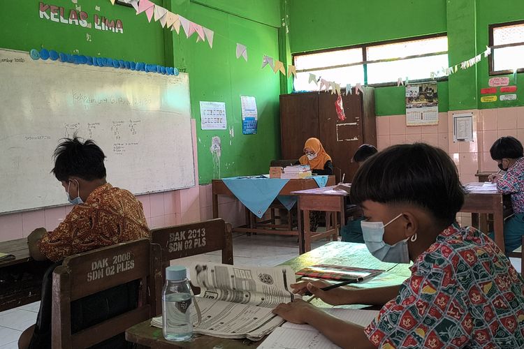 Dampak Asap Kebakaran TPA Putri Cempo, Siswa SD di Karanganyar Pakai Masker dan Pulang Awal