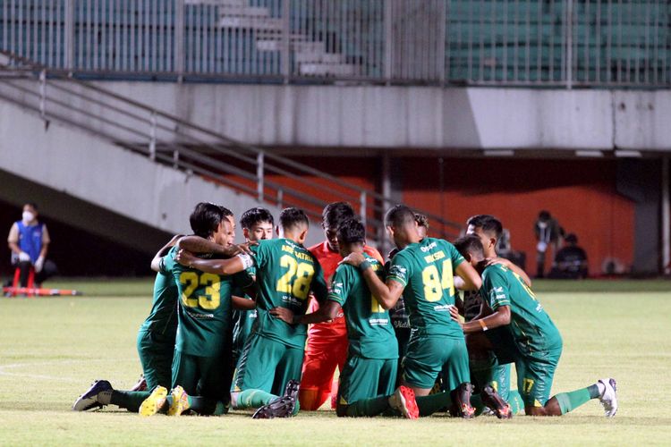 Pemain Persebaya Surabaya berdoa bersama sebelum melawan Persela Lamongan pada pekan ke 8 Liga 1 2021 yang berakhir dengan skor 1-1 di Stadion Maguwoharjo Sleman, Kamis (21/10/2021) malam.