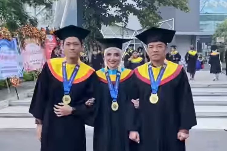 Akhirnya Wisuda Bersama Anang dan Azriel, Ashanty Kenang Momen Hampir Menyerah dan Berkali-kali Masuk UGD