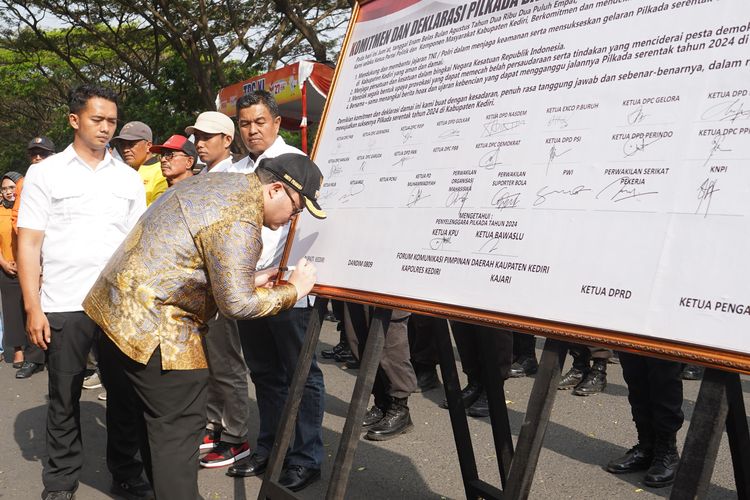 Mas Dhito saat menandatangani kegiatan Sispamkota sebagai bentuk persiapan pengamanan di Pilkada 2024 di Kabupaten Kediri.