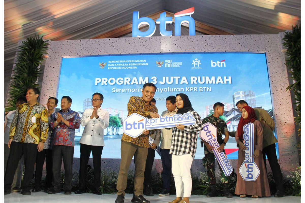 Direktur Utama BTN Nixon LP Napitupulu menyerahkan secara simbolis kunci rumah kepada salah satu penerima KPR dalam acara Akad KPR Massal di Serang, Banten. Kegiatan ini merupakan bagian dari Program 3 Juta Rumah yang dicanangkan pemerintah untuk mendukung masyarakat memiliki hunian layak 