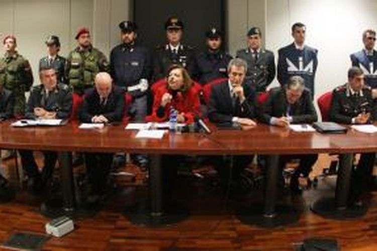Jaksa Italia Maria Teresa Principato (tengah) memberikan keterangan dalam jumpa pers di Palermo, Sisilia, Jumat (13/12/2013), menyusul penangkapan 30 orang yang diduga terkait Matteo Messina Denaro, kepala mafia Cosa Nostra.
