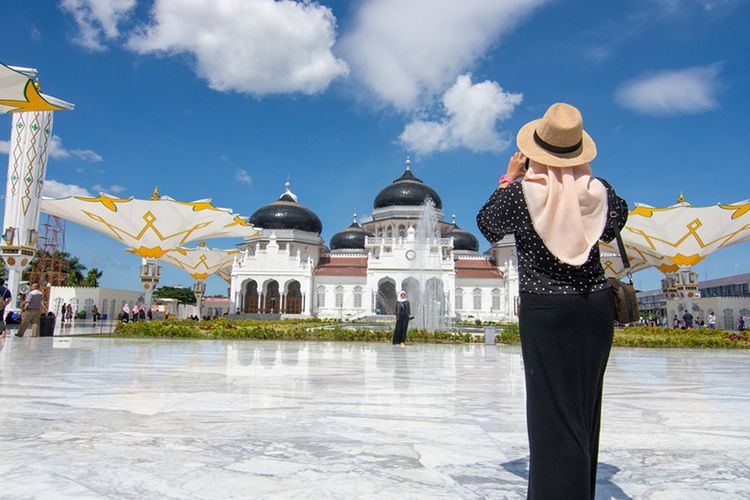 Masjid Agung Baiturrahman Aceh, salah satu tujuan wisata halal muslim friendly Indonesia.