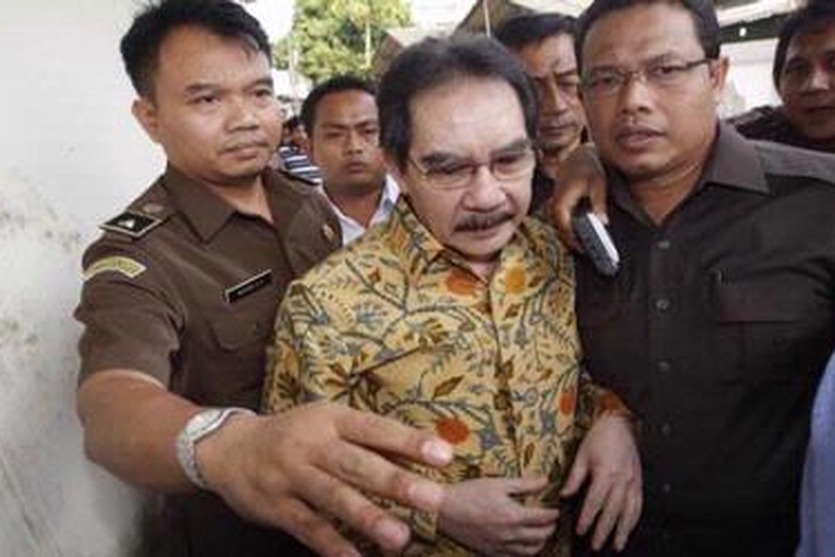 Antasari Azhar, terdakwa pembunuhan Direktur PT Putra Rajawali Banjaran Nasrudin Zulkarnaen, mendapatkan pengawalan ekstra ketat dari aparat kepolisian saat tiba di Pangadilan Negeri Jakarta Selatan, Kamis (11/02/2010). Dalam persidangan ini majelis hakim akan membacakan putusan pengadilan.