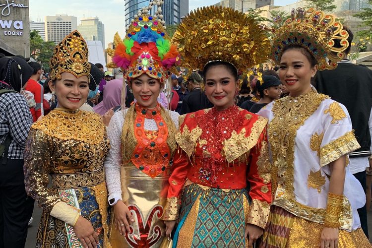 Ajang Citayam Fashion Week diramaikan dengan kehadiran sekelompok orang yang mengenakan busana daerah, Sabtu (30/7/2022).