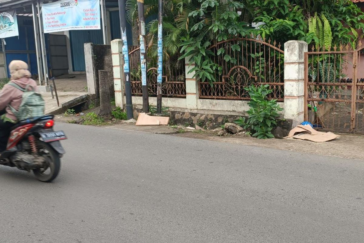 Lokasi tabrakan maut yang menewaskan pasangan suami-istri yakni SS (72) dan T (65) di Jalan Raya Kampung Sawah, Jatimurni, Pondok Melati, Kamis (4/5/2023).