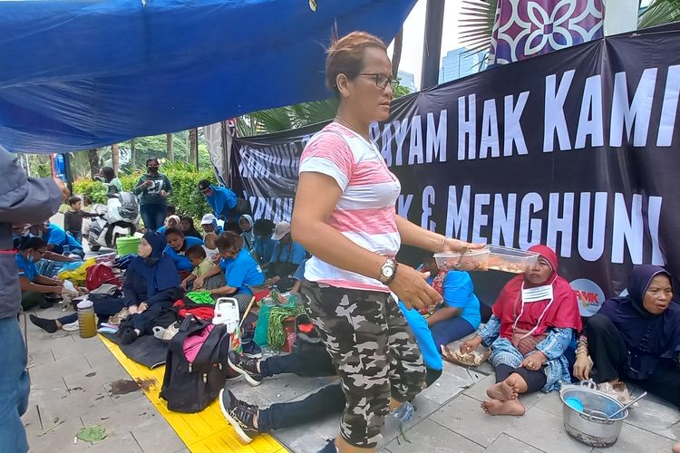 Warga korban penggusuran proyek Jakarta International Stadium (JIS), Jakarta Utara, melakukan aksi demonstrasi di depan Balai Kota DKI, Gambir, Jakarta Pusat, Kamis (1/12/2022). Pantauan di lokasi, Kamis siang sekira pukul 12.00 WIB, mereka makan siang bareng di bawah tenda yang mereka dirikan.