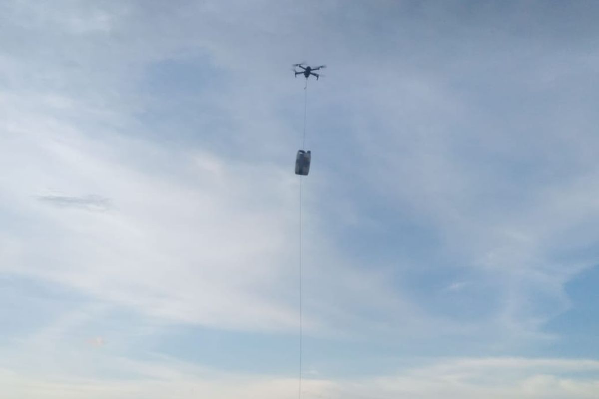 Drone yang digunakan Matt Wright untuk memberikan umpan ke buaya berkalung ban di Sungai Palu, Sulawesi Tengah. 