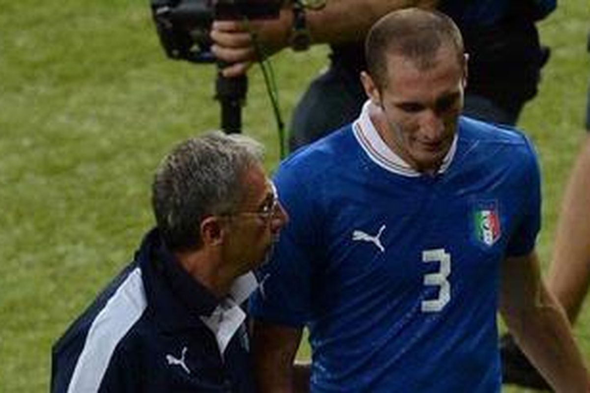 Bek Italia, Giorgio Chiellini, meninggalkan lapangan setelah cedera dalam final Euro 2012 melawan Spanyol di Stadion Olimpiade Kyiv, Minggu (1/7/2012). 