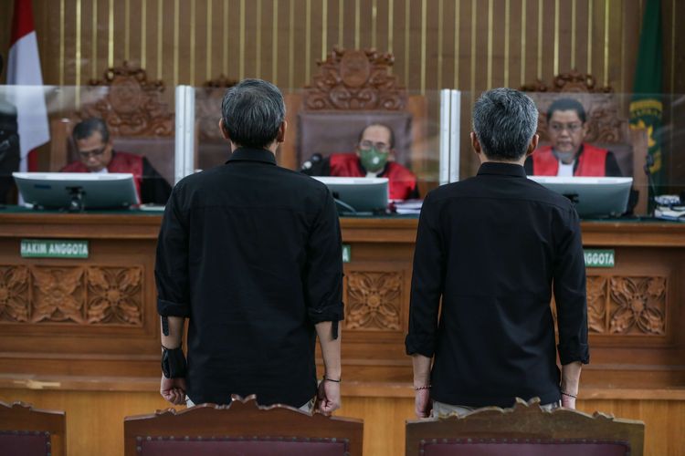 Terdakwa mantan Karo Paminal Propam Polri Hendra Kurniawan (kanan) dan  mantan Kepala Detasemen (Kaden) A Biro Paminal Divisi Propam Polri, Agus Nutpatria (kiri) menjalani sidang pembacaan pleidoi terkait kasus perintangan penyidikan kematian Brigadir Nofriansyah Yosua Hutabarat atau Brigadir J di Pengadilan Negeri Jakarta Selatan, Jumat (3/2/2023).