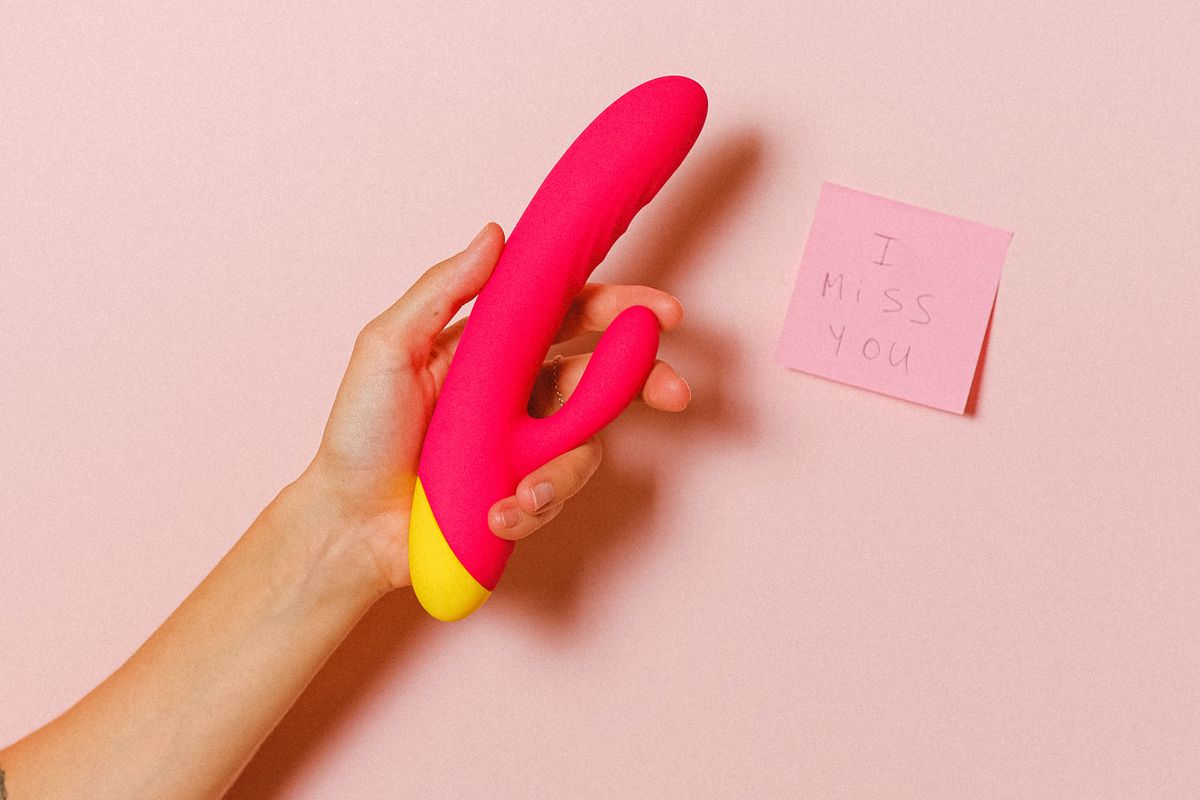 Sex toys berupa rabbit vibrator ini dianggap bisa memberikan kepuasan ekstra bagi penggunanya