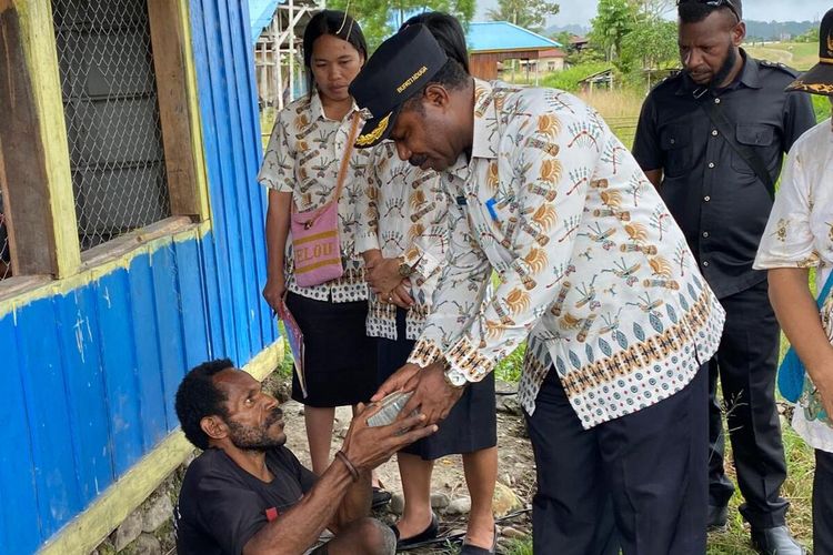 Bupati Nduga Namia Gwijangge menyerahkan bantuan modal usaha kepada salah satu warga yang menderita tuna daksa, Nduga, Papua, Kamis (7/7/2022)
