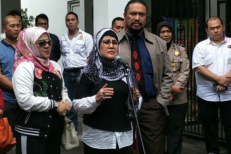 Elvy Sukaesih usai menjalani pemeriksaan polisi berkait kasus narkoba yang menjerat anak-anaknya di Ditresnarkoba Polda Metro Jaya, Jakarta Selatan, Senin (26/2/2018) sore.