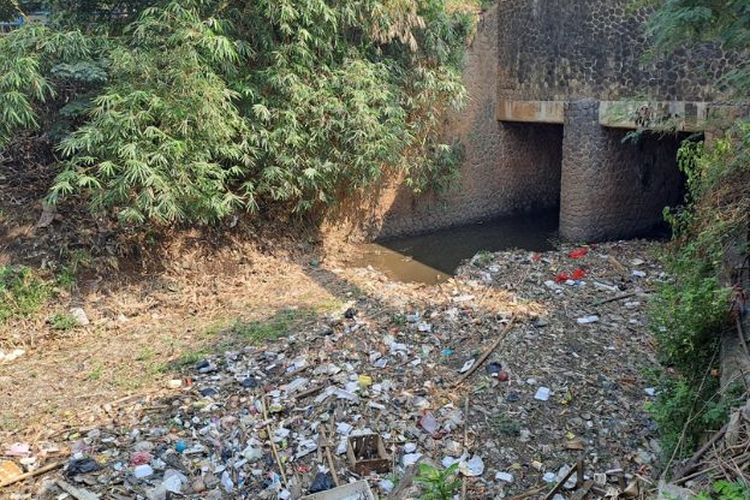 Penumpukan sampah di Sungai Cijambe, Jawa Barat. (Dok. PMO TKPR Jabodetabek-Punjur, 2022)