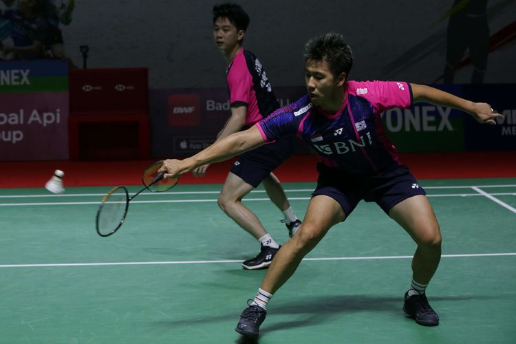 Pasangan ganda putra Indonesia, Marcus Fernaldi Gideon/Kevin Sanjaya Sukamuljo bertanding melawan ganda putra Malaysia, Goh Sze Fei/Nur Izzuddin pada perempat final Indonesia Masters 2022 di Istora Senayan, Jakarta, Jumat (10/6/2022). Marcus/Kevin melaju ke semifinal setelah menang dengan skor 10-21, 21-11, dan 21-18.