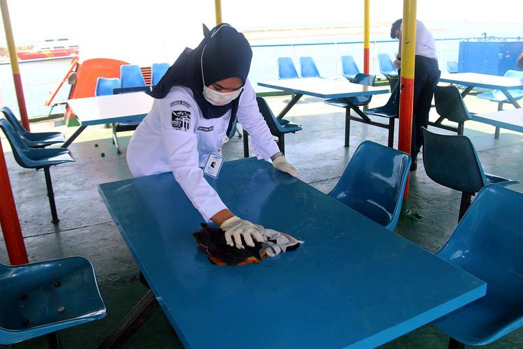 Petugas dari PT Angkutan Sungai Danau Dan Penyebrangan (ASDP) Kota Banda Aceh melakukan penyemprotan disinfektan seluruh kapal penyebrangan dari Ulee Lheu Banda Aceh - Balohan, Sabang, Rabu (18/03/2020). Penyemprotan ini dilakukan untuk mencegah penyebaran wabah virus corona di Aceh karena di Indonesia kasus Covid-19 terus melonjak.