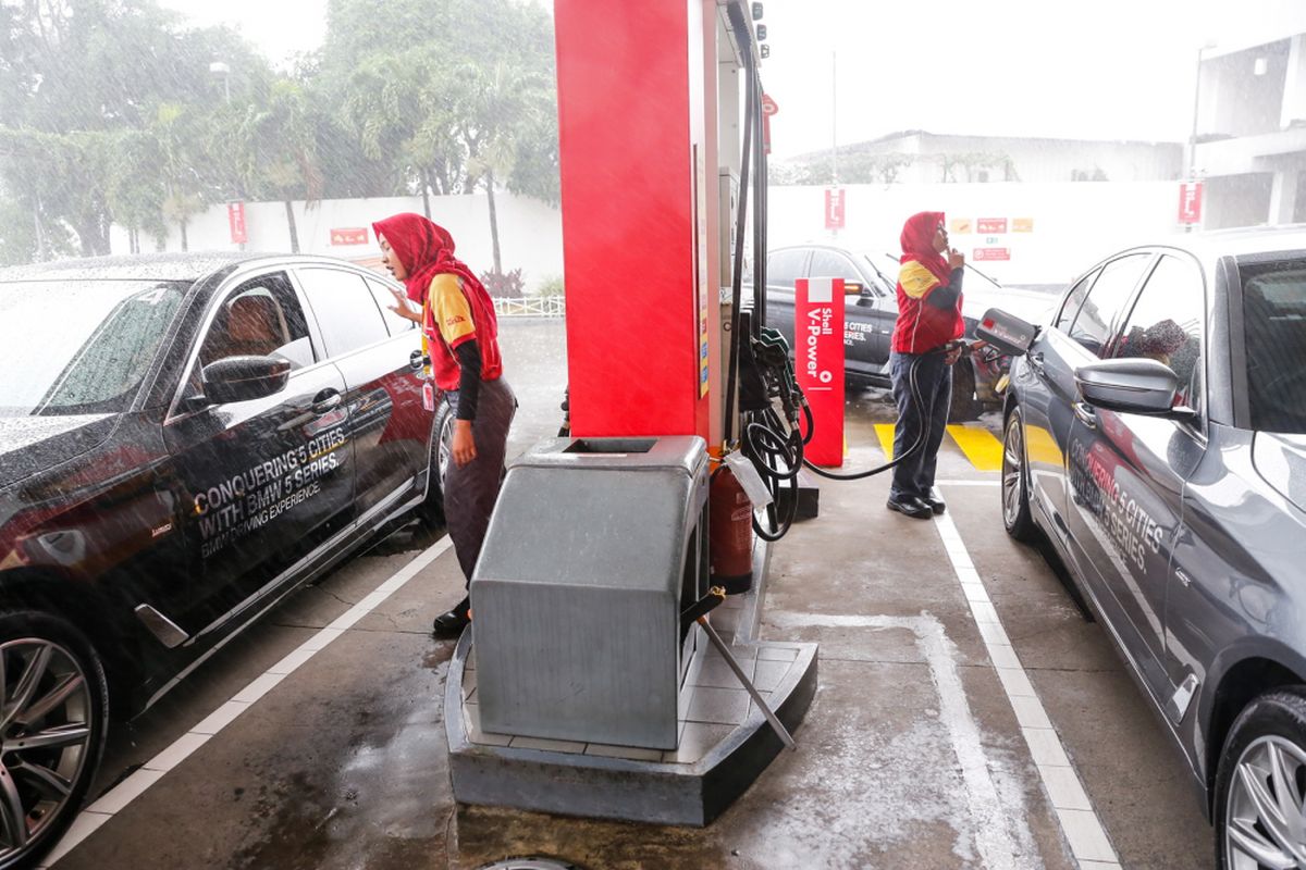 Petugas SPBU Shell mengisi bahan bakar minyak (BBM) jenis Shell V-Power ke mobil BMW 520i Luxury saat acara flag-off dari BMW Driving Experience di SPBU Shell, Jalan Gatot Subroto, Menteng Dalam, Jakarta, Senin (12/3/2018). Program BMW Driving Experience merupakan kegiatan untuk menempuh lima kota besar sejauh 900 kilometer dengan mengendarai BMW Seri 5, salah satunya BMW 520i Luxury yang memiliki mesin 4-silinder BMW TwinPower Turbo serta memakai bahan bakar berkualitas.