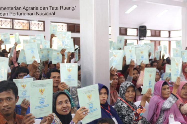 Penyerahan sertifikat tanah juga disambut baik oleh Gubernur Banten Wahidin Halim. Ia sangat bersyukur dan senang adanya penyerahan sertifikat ini. 