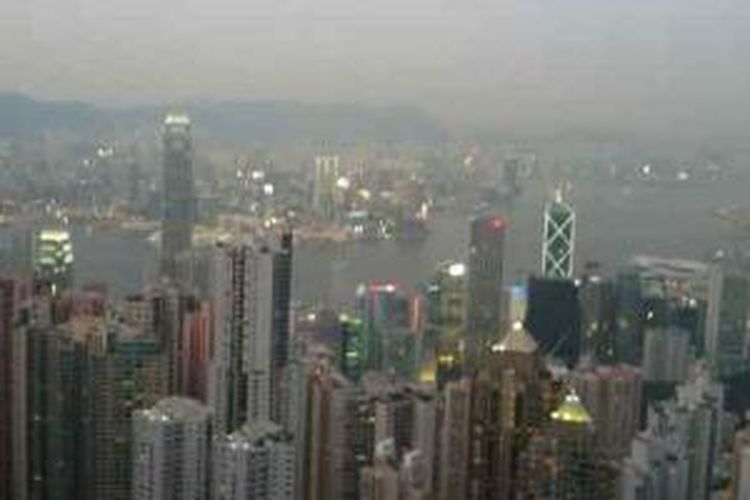 Pemandangan dari atas The Peak di Hongkong.
