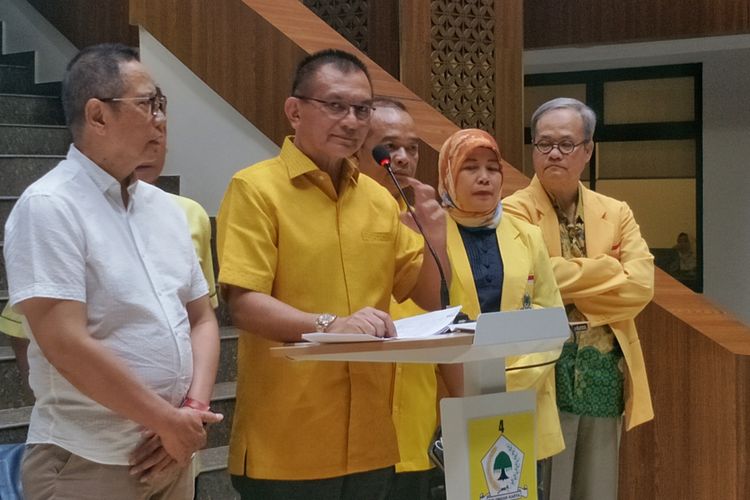 Sekjen Partai Golkar Lodewijk Friedrich Paulus saat memberikan keterangan pers di kantor DPP Partai Golkar, Slipi, Jakarta Barat, Jumat (29/6/2018).