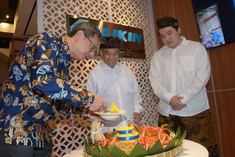 Peresmian Daikin Proshop ke-2 di Bali, (ki-ka) President Director PT Daikin Airconditioning Indonesia Ching Khim Huat, Owner PT Cipta Sejahtera Lestari Sudradjat Gunawan, dan Owner PT Cipta Sejahtera Lestari Nicholas Gunawan