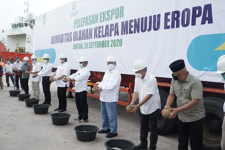 Menteri Koordinator Bidang Perekonomian Airlangga Hartarto melepas ekspor produk pertanian olahan kelapa di kawasan Bintan Industrial Estate (BIE) Bintan, Kepulauan Riau, Sabtu (26/9/2020).
